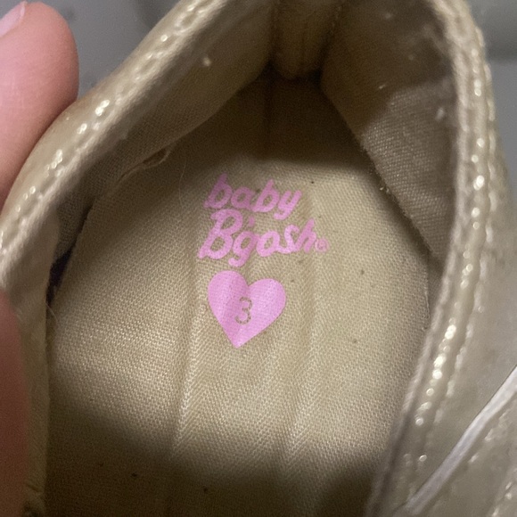 Toddler Gold shoes with bow - Picture 2 of 3